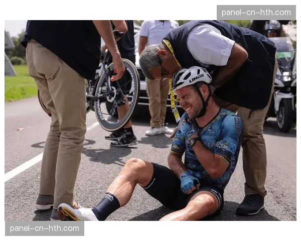 环法自行车赛预热赛发生大规模摔车，所幸无车手严重受伤