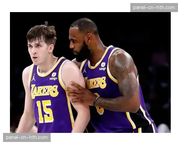 镜头捕捉:詹姆斯暂停期间向里夫斯讲解跑动路线